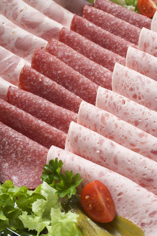 无人,竖图,俯视,室内,特写,白天,蔬菜,西红柿,小番茄,一排,许多,阴影,新鲜,整齐,反射,影子,生菜,莴苣,肉,食品,火腿,猪肉,肉类,食物,腌制,排列,红色,有机食品,绿色食品,队列,肉食,豚肉,春菜,鹅仔菜,莴仔菜,千金菜,叶用莴苣,熏制,火肉,兰熏,猪腿,小西红柿,樱桃小番茄,珍珠小番茄,樱桃番茄,圣女果,番茄,彩图,高角度拍摄