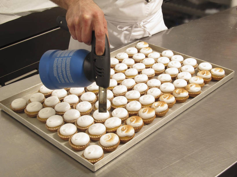 点心,西方人,手,一个人,厨师,横图,俯视,室内,特写,白天,工作服,制服,下午茶,餐桌,厨房,桌子,欧洲,欧洲人,仅一个男性,仅一个人,一排,许多,握,阴影,整齐,反射,影子,食品,食物,糕点,排列,仅一个年轻男性,手部,握着,餐台,单手,队列,焦糖,工作制服,男人,男性,年轻男性,白种人,厨师长,厨子,大厨,主厨,半身,彩图,高角度拍摄,工作套服,灶间,蛋糕