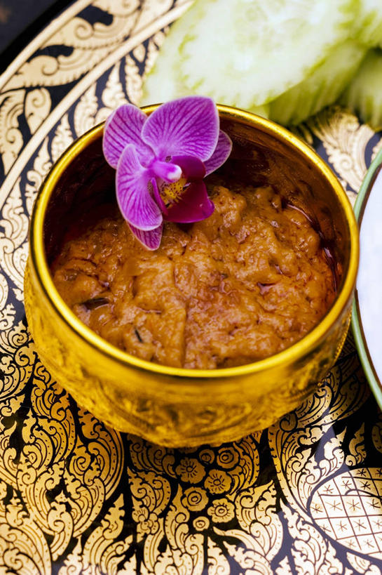 无人,竖图,俯视,室内,特写,白天,烹饪,餐桌,桌子,金属制品,阴影,盛开,反射,金属,影子,调料,酱料,酱汁,佐料,料理,食品,石斛,调味品,调味料,泰式,花蕾,酱,菜肴,美食,泰国料理,花,花瓣,花朵,鲜花,食物,一朵,蓝色,容器,碗,花苞,花蕊,花生酱,佳肴,餐台,储藏,储存,石斛兰,金钗石斛,泰菜,泰国菜,泰式料理,彩图,高角度拍摄,贮存