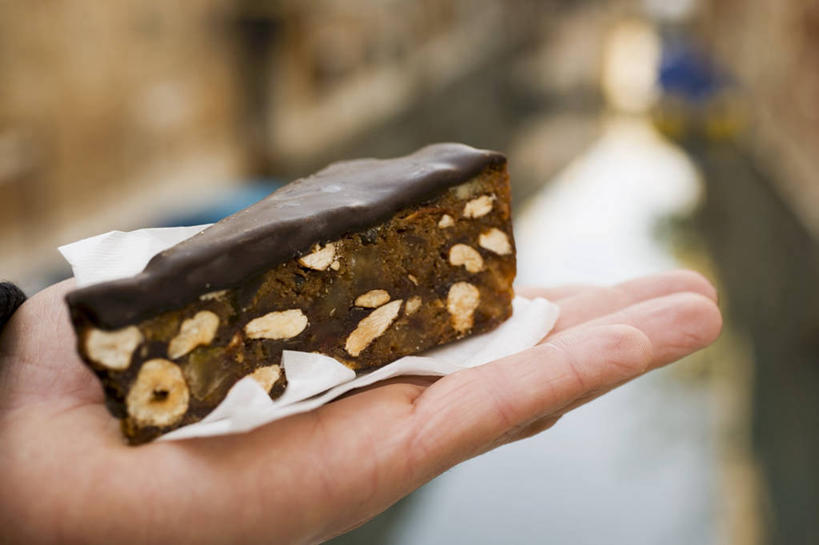 点心,西方人,手,一个人,家,捧,横图,俯视,室外,特写,白天,下午茶,河流,水,欧洲,欧洲人,仅一个男性,仅一个人,一块,阴影,朦胧,模糊,光线,影子,房屋,墙,屋子,河水,水流,公寓,食品,糖,糖果,坚果,甜点,甜品,果实,巧克力蛋糕,洋房,楼房,墙壁,墙面,住宅,食物,糕点,仅一个年轻男性,阳光,甜食,干果,巧克力,手部,朱古力,单手,男人,男性,年轻男性,白种人,端,端着,捧着,手捧,半身,彩图,高角度拍摄,房子,蛋糕