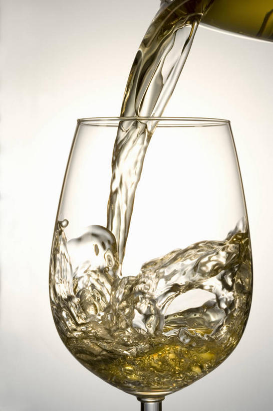 红酒,葡萄酒,无人,竖图,室内,特写,白天,白色背景,正面,餐桌,桌子,杯子,阴影,反射,高脚杯,影子,红酒杯,白葡萄酒,酒类,一杯,红酒瓶,玻璃制品,酒,酒瓶,饮料,玻璃瓶,酒杯,瓶子,摄影,影棚,餐台,葡萄酒杯,葡萄酒瓶,玻璃杯,彩图,影棚拍摄,拍摄