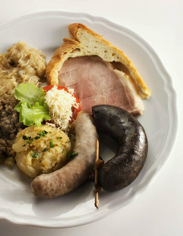 点心,面包,无人,竖图,俯视,室内,特写,白天,白色背景,烹饪,西餐,餐桌,桌子,蔬菜,椰菜,卷心菜,阴影,新鲜,反射,影子,陶瓷,肉,香肠,料理,食品,面点,陶瓷制品,腊肠,菜肴,美食,肉类,食物,糕点,一个,白色,容器,碗,甘蓝,西式,摄影,佳肴,有机食品,绿色食品,影棚,单个,餐台,储藏,储存,肉食,德式香肠,结球甘蓝,甘兰,包心菜,彩图,高角度拍摄,影棚拍摄,拍摄,贮存