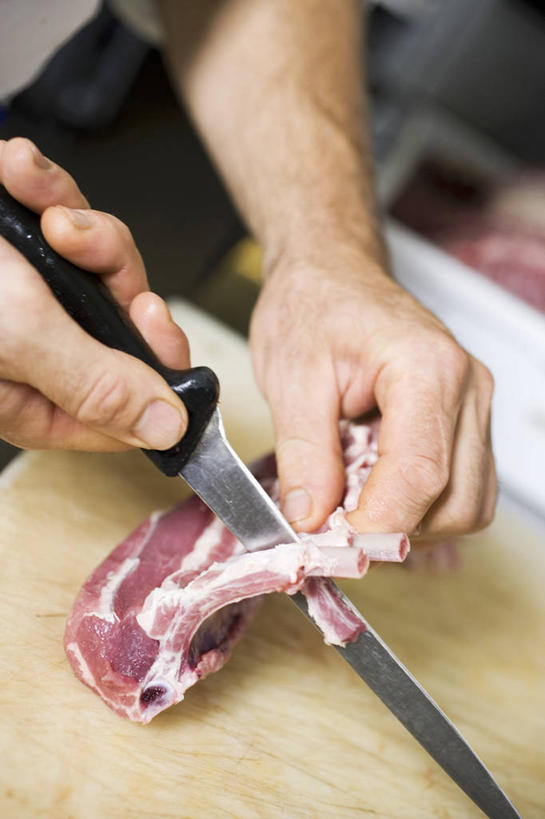 西方人,手,一个人,竖图,俯视,室内,特写,白天,餐桌,桌子,金属制品,欧洲,欧洲人,双手,仅一个男性,仅一个人,一把,切开,握,阴影,服装,朦胧,模糊,反射,金属,木制,工具,影子,肉,案板,刀具,休闲装,羊肉,肉类,砧板,仅一个年轻男性,衣服,木制品,刀,切,休闲,手部,休闲服,握着,服饰,餐台,菜刀,剖面,肉食,切面,切菜刀,男人,男性,年轻男性,白种人,半身,彩图,高角度拍摄