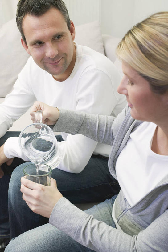 西方人,两个人,客厅,坐,笑,微笑,露齿笑,竖图,室内,白天,正面,爱情,水,沙发,欧洲,欧洲人,倒,阴影,服装,反射,壶,液体,影子,墙,浪漫,注视,休闲装,饮用水,墙壁,墙面,水壶,衣服,茶壶,容器,矿泉水,观察,看,休闲,温暖,温馨,休闲服,恩爱,恋人,服饰,观看,和睦,察看,起居室,关注,布艺沙发,蒸馏水,客堂,男人,男性,年轻男性,年轻女性,女人,女性,白种人,情侣,坐着,半身,彩图,伴侣,融洽