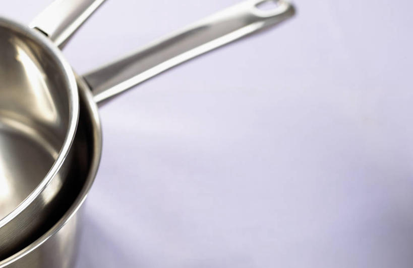 无人,横图,俯视,室内,特写,白天,白色背景,烹饪,餐桌,桌子,静物,厨具,金属制品,阴影,反射,金属,锅子,影子,锅,两个,摄影,影棚,煎锅,餐台,锅具,烹饪用具,烹调用具,烹调,彩图,高角度拍摄,影棚拍摄,拍摄