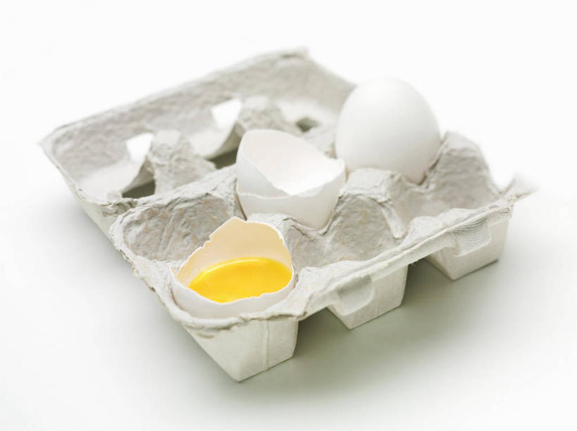 无人,横图,俯视,室内,特写,白天,白色背景,餐桌,桌子,阴影,环保,反射,蛋格,影子,蛋,蛋黄,鸡蛋,破坏,破损,摄影,影棚,能源,餐台,损坏,回收,资源,利用,低碳,循环,蛋托,蛋盒,卵,持续,彩图,高角度拍摄,影棚拍摄,拍摄
