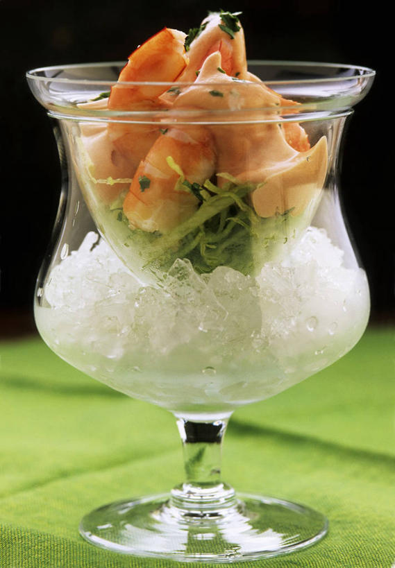 无人,竖图,室内,特写,白天,正面,餐桌,桌子,杯子,阴影,反射,影子,虾,酒类,一杯,文化,大虾,玻璃制品,酒,饮料,一个,水杯,鸡尾酒,调酒,摄影,影棚,对虾,单个,餐台,创造,想象,斑节虾,东方对虾,中国对虾,玻璃杯,彩图,影棚拍摄,拍摄