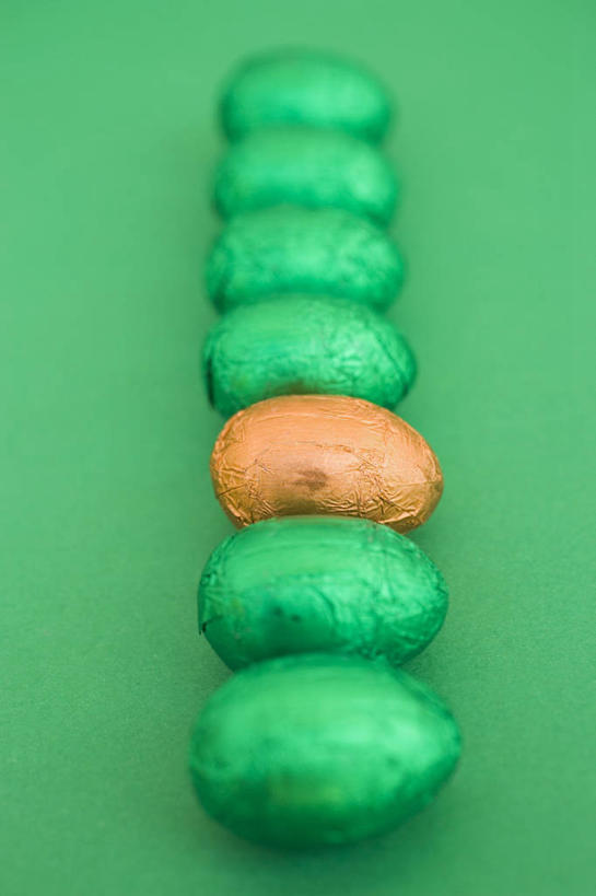 无人,竖图,俯视,室内,特写,白天,餐桌,桌子,复活节,一排,许多,绿色背景,阴影,节日,朦胧,模糊,庆祝,整齐,反射,影子,蛋,文化,排列,黄色,绿色,庆典,摄影,影棚,餐台,纪念,队列,彩蛋,复活节彩蛋,彩图,高角度拍摄,影棚拍摄,拍摄