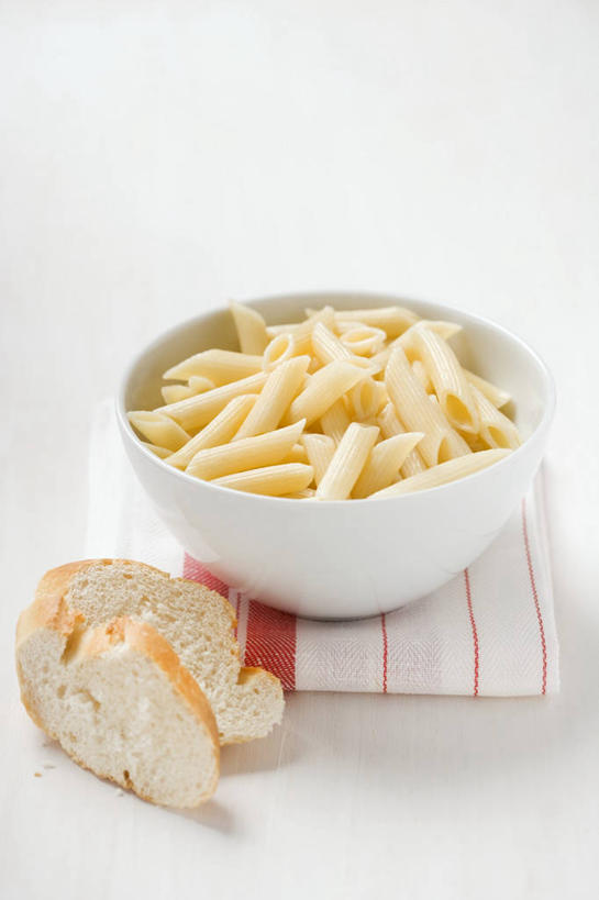 点心,面包,面食,通心粉,无人,竖图,俯视,室内,特写,白天,白色背景,西餐,餐桌,桌子,一堆,许多,阴影,堆叠,堆积,反射,布料,影子,陶瓷,面,通心面,料理,食品,面点,陶瓷制品,布纹,桌布,食物,糕点,一个,白色,餐巾,容器,台布,碗,西式,摄影,影棚,单个,餐台,储藏,堆,储存,彩图,高角度拍摄,影棚拍摄,拍摄,贮存