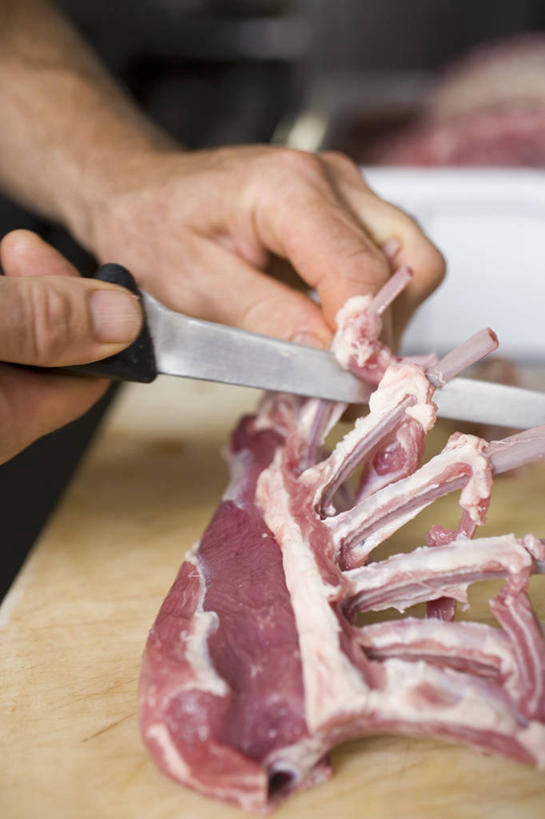 西方人,手,一个人,竖图,俯视,室内,特写,白天,烹饪,西餐,餐桌,厨房,桌子,金属制品,欧洲,欧洲人,双手,仅一个男性,仅一个人,一把,切开,握,阴影,朦胧,模糊,反射,金属,木制,工具,影子,肉,羊排,料理,食品,案板,刀具,羊肉,菜肴,美食,肉类,砧板,食物,仅一个年轻男性,木制品,刀,切,手部,西式,握着,佳肴,餐台,菜刀,剖面,肉食,切面,切菜刀,男人,男性,年轻男性,白种人,半身,彩图,高角度拍摄,灶间