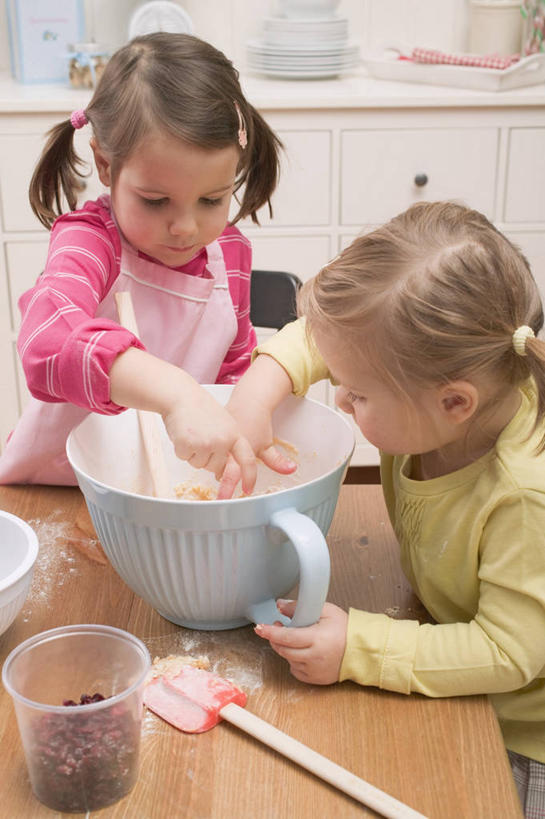 西方人,儿童,两个人,家庭,站,竖图,室内,白天,正面,纯洁,餐桌,厨房,桌子,欧洲,圣诞节,欧洲人,握,阴影,服装,节日,庆祝,反射,木制,粉末,围裙,影子,陶瓷,面粉,陶瓷制品,粮食,注视,休闲装,文化,小孩,衣服,木制品,容器,碗,低头,观察,看,站着,庆典,休闲,温暖,温馨,一家人,休闲服,粉,可爱,童年,童趣,握着,服饰,餐台,观看,纪念,储藏,农产品,和睦,察看,储存,关注,童真,烂漫,无邪,原材料,粉状,天真,女孩,女人,女性,白种人,站立,半身,彩图,灶间,融洽,贮存,女生