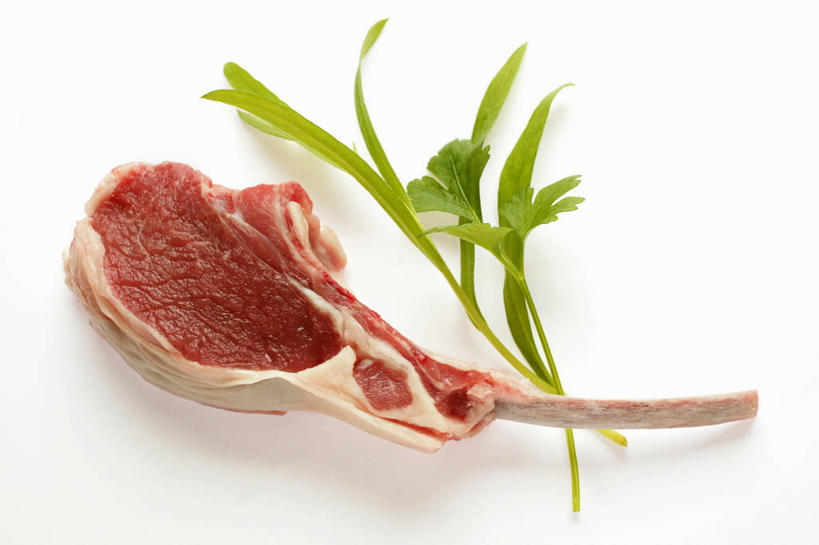 无人,横图,俯视,室内,特写,白天,白色背景,烹饪,西餐,餐桌,桌子,叶子,一块,阴影,新鲜,反射,影子,调味,肉,生食,香料,佐料,羊排,料理,食品,绿叶,羊肉,菜肴,美食,肉类,食物,红色,嫩叶,西式,摄影,佳肴,影棚,餐台,配料,肉食,作料,叶,叶片,彩图,高角度拍摄,影棚拍摄,拍摄