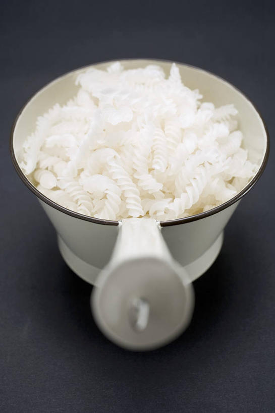 无人,竖图,俯视,室内,特写,白天,餐桌,桌子,一堆,许多,阴影,堆叠,堆积,灰色背景,反射,影子,勺子,陶瓷,谷类,谷物,陶瓷制品,米,大米,白色,容器,调羹,汤匙,碗,摄影,影棚,餐台,储藏,堆,储存,彩图,高角度拍摄,影棚拍摄,拍摄,贮存