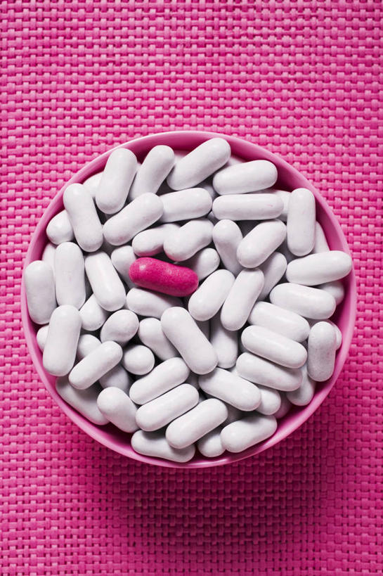 无人,竖图,俯视,室内,特写,白天,餐桌,桌子,一堆,许多,阴影,堆叠,堆积,粉色背景,反射,影子,塑料,食品,糖,糖果,甜点,甜品,食物,粉色,白色,容器,塑料制品,碗,甜食,摄影,影棚,餐台,储藏,堆,储存,硬糖,彩图,高角度拍摄,影棚拍摄,拍摄,贮存