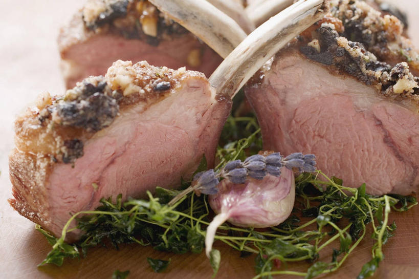 无人,横图,俯视,室内,特写,白天,爱情,烹饪,西餐,餐桌,桌子,阴影,朦胧,模糊,盛开,反射,影子,调料,酱料,酱汁,肉,佐料,羊排,料理,食品,调味品,浪漫,调味料,花蕾,羊肉,酱,菜肴,美食,肉类,花,花瓣,花朵,鲜花,食物,紫色,香草,花苞,花蕊,薰衣草,西式,佳肴,餐台,呼吸,肉食,灵香草,黄香草,奇迹,彩图,高角度拍摄