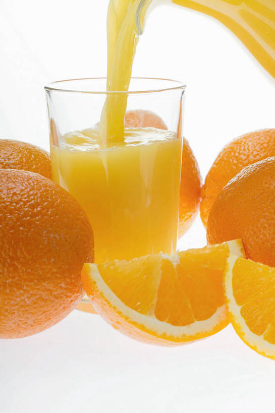 果汁,无人,竖图,室内,特写,白天,白色背景,正面,餐桌,桌子,柑橘,杯子,水果,阴影,新鲜,反射,影子,生食,橙汁,食品,果实,饮品,玻璃制品,食物,饮料,水杯,摄影,有机食品,绿色食品,影棚,餐台,可口,横截面,剖面,适口,截面,截面图形,玻璃杯,橘子,桔子,橙子,橙,彩图,影棚拍摄,拍摄