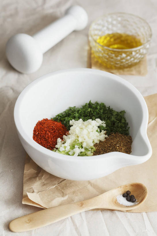 无人,竖图,俯视,室内,特写,白天,餐桌,桌子,芹菜,蔬菜,蒜,洋葱,阴影,新鲜,反射,影子,勺子,陶瓷,食用油,油,橄榄油,食品,陶瓷制品,蒜头,食物,白色,容器,调羹,汤匙,碗,器皿,有机食品,绿色食品,荷兰芹,欧芹,香芹,餐台,储藏,研磨,臼杵,储存,玉葱,植物油,研杵,研钵,法香,巴西利,洋香菜,洋芫荽,法国香菜,旱芹菜,番荽,臼,胡蒜,圆葱,洋葱头,球葱,大蒜,葱头,彩图,高角度拍摄,贮存