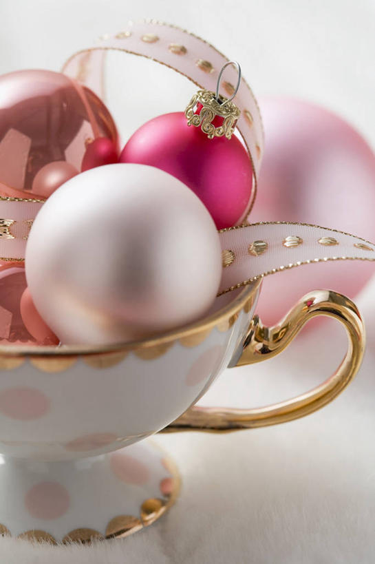 无人,竖图,俯视,室内,特写,白天,白色背景,桌面,桌子,静物,杯子,圣诞节,阴影,节日,庆祝,装饰,反射,木制,挂饰,丝绸,丝带,影子,缎带,圣诞球,文化,绸带,球,一个,木制品,水杯,庆典,球体,摄影,影棚,单个,纪念,华丽,修饰,点缀,衬托,美观,雅致,雅观,茶杯,彩图,高角度拍摄,影棚拍摄,拍摄