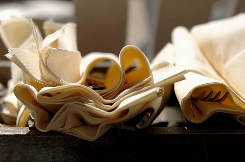 无人,横图,室内,特写,白天,正面,桌面,桌子,餐具,金属制品,一堆,许多,阴影,堆叠,堆积,朦胧,模糊,反射,金属,木制,叉子,刀叉,刀子,影子,很多,餐巾,木制品,堆,餐刀,餐叉,保洁方巾,口布,进餐用具,彩图