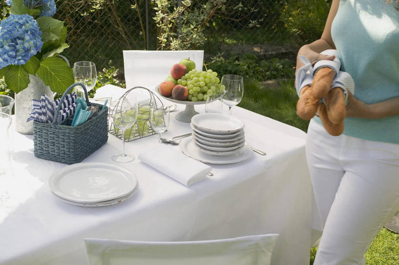 点心,面包,西方人,一个人,站,交叉,横图,室外,白天,正面,智慧,骄傲,草地,草坪,植物,桌面,桌子,八仙花,竹子,杯子,餐具,花瓶,椅子,欧洲,欧洲人,仅一个年轻女性,仅一个女性,仅一个人,握,竹制,服装,艺术,装饰,盛开,编织,木制,布料,碟子,高脚杯,篮子,盘,陶瓷,木椅,食品,面点,陶瓷制品,红酒杯,拿,法国面包,花蕾,布纹,拿着,休闲装,文化,玻璃制品,桌布,草,花,花瓣,花朵,鲜花,树,树木,食物,糕点,一个,衣服,绿色,自然,插花,盘子,餐巾,酒杯,木制品,瓶子,竹篮,碟,台布,花苞,花蕊,绣球花,站着,休闲,休闲服,握着,服饰,生长,单个,成长,竹条,华丽,修饰,法棍,插花艺术,紫阳花,洋绣球,交织,点缀,创造,长棍面包,竹制品,葡萄酒杯,创作,想象,法式长棍面包,草绣球,斗球,七变化,粉团花,衬托,美观,雅致,雅观,善变,穿插,保洁方巾,口布,年轻女性,女人,女性,白种人,玻璃杯,站立,半身,彩图