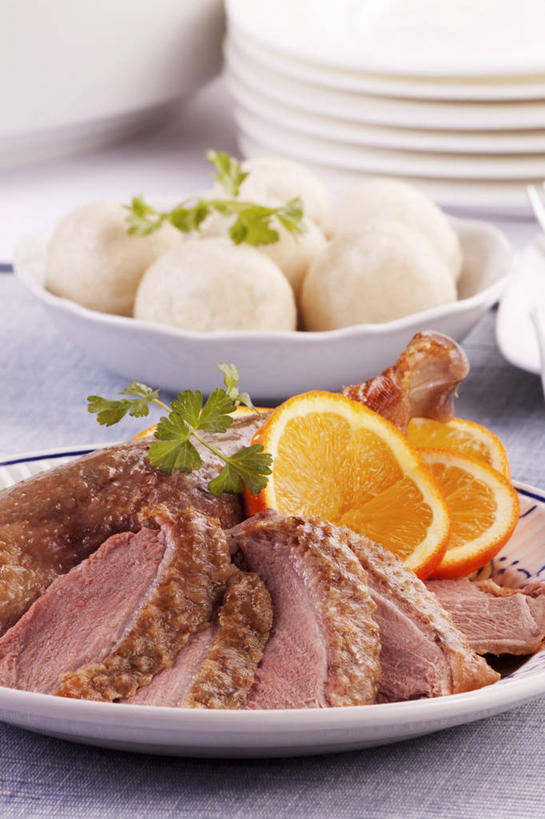 点心,汤团,无人,竖图,俯视,室内,特写,白天,桌面,桌子,柑橘,餐具,水果,叶子,一排,许多,阴影,新鲜,整齐,反射,木制,碟子,盘,影子,陶瓷,肉,生食,料理,食品,果实,绿叶,陶瓷制品,很多,美食,肉类,食物,糕点,排列,盘子,木制品,容器,碟,碗,中式,嫩叶,有机食品,绿色食品,储藏,堆,储存,队列,横截面,剖面,肉食,汤圆,元宵,截面,截面图形,叶,叶片,橘子,桔子,橙子,橙,彩图,高角度拍摄,贮存,鹅肉