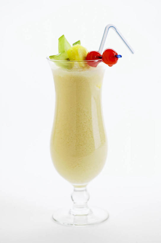 果汁,无人,竖图,室内,特写,白天,白色背景,正面,桌面,桌子,菠萝,浆果,杯子,水果,阴影,新鲜,装饰,反射,木制,影子,塑料,灯笼果,生食,食品,果实,饮品,竹签,玻璃制品,食物,饮料,一个,木制品,水杯,塑料制品,吸管,摄影,有机食品,绿色食品,影棚,单个,华丽,修饰,点缀,空心,可口,红醋栗,取食签,衬托,美观,雅致,雅观,饮管,适口,玻璃杯,凤梨,醋栗,彩图,影棚拍摄,拍摄,圆柱状