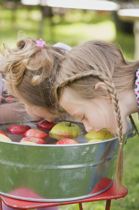 西方人,儿童,脸,头,脸颊,两个人,伙伴,朋友,站,竖图,室外,特写,白天,侧面,友谊,纯洁,草地,草坪,水,植物,苹果,水果,金属制品,欧洲,欧洲人,弯腰,咬,阴影,朦胧,模糊,新鲜,装饰,光线,金属,铁桶,桶,头饰,液体,影子,水滴,生食,食品,果实,注视,草,食物,小孩,绿色,阳光,发饰,容器,饰品,观察,看,站着,可爱,童年,童趣,有机食品,绿色食品,观看,储藏,华丽,修饰,点缀,咬着,察看,储存,关注,头绳,童真,烂漫,无邪,配饰,弯身,衬托,美观,雅致,雅观,天真,友情,女孩,女人,女性,白种人,头部,脸部,脸蛋,面部,站立,半身,彩图,贮存,发绳,女生