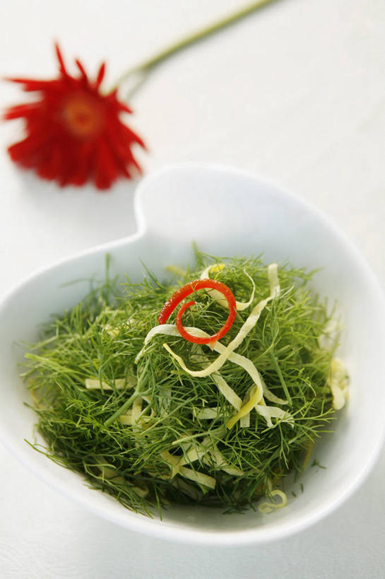 面食,面条,无人,竖图,俯视,室内,特写,白天,白色背景,烹饪,中餐,桌面,桌子,蔬菜,阴影,新鲜,盛开,反射,木制,影子,陶瓷,面,料理,食品,非洲菊,陶瓷制品,花蕾,粉丝,菜肴,美食,花,花瓣,花朵,鲜花,食物,一朵,一个,木制品,容器,碗,茴香,花苞,花蕊,中式,菊花,摄影,佳肴,有机食品,绿色食品,影棚,单个,储藏,储存,扶郎花,灯盏花,千日菊,球茎茴香,甜茴香,意大利茴香,冬粉,彩图,高角度拍摄,影棚拍摄,拍摄,贮存