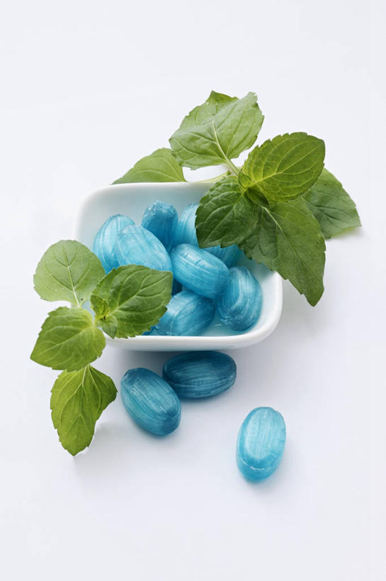 无人,竖图,俯视,室内,特写,白天,白色背景,桌面,桌子,叶子,一堆,许多,阴影,堆叠,堆积,反射,木制,影子,陶瓷,薄荷,食品,糖,糖果,甜点,甜品,绿叶,银丹草,陶瓷制品,很多,食物,一个,蓝色,木制品,容器,碗,甜食,嫩叶,摄影,影棚,单个,储藏,堆,储存,硬糖,斑叶凤梨薄荷,苹果薄荷,夜息香,叶,叶片,彩图,高角度拍摄,影棚拍摄,拍摄,贮存