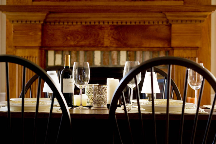 红酒,葡萄酒,无人,横图,室内,特写,白天,正面,壁炉,桌面,桌子,杯子,椅子,阴影,反射,木制,高脚杯,影子,木椅,红酒杯,白葡萄酒,酒类,红酒瓶,玻璃制品,酒,酒瓶,饮料,一个,玻璃瓶,酒杯,木制品,瓶子,取暖,单个,葡萄酒杯,葡萄酒瓶,玻璃杯,彩图,取暖设备