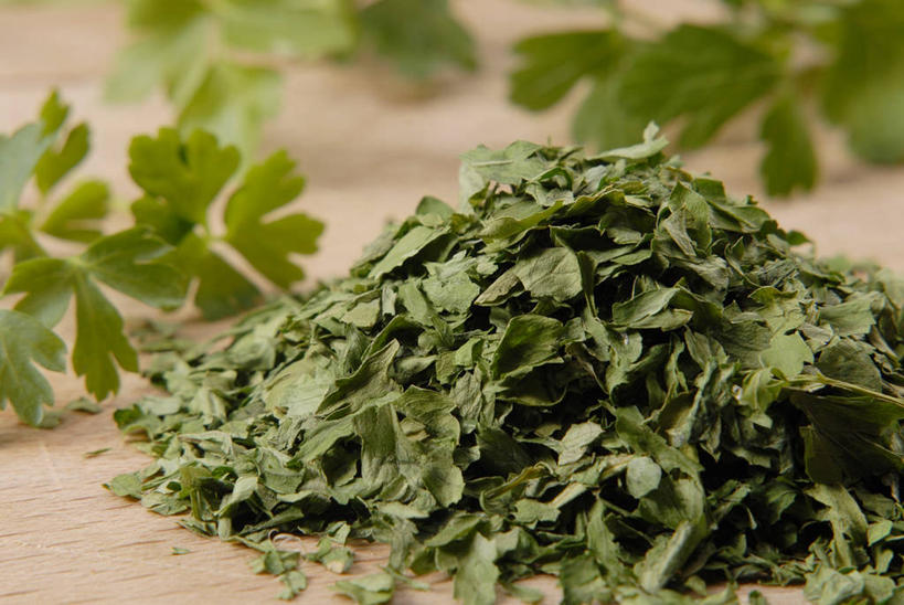 无人,横图,俯视,室内,特写,白天,植物,桌面,桌子,芹菜,蔬菜,叶子,一堆,许多,阴影,堆叠,堆积,朦胧,模糊,新鲜,反射,木制,纹理,影子,食品,绿叶,很多,食物,绿色,木制品,嫩叶,有机食品,绿色食品,荷兰芹,欧芹,香芹,堆,肌理,法香,巴西利,洋香菜,洋芫荽,法国香菜,旱芹菜,番荽,叶,叶片,叶脉,彩图,高角度拍摄