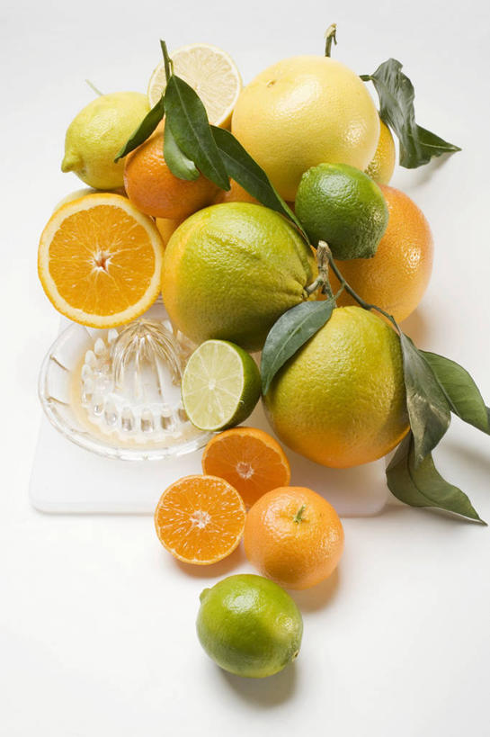 果汁,无人,竖图,俯视,室内,特写,白天,白色背景,植物,桌面,桌子,柑橘,梨,柠檬,水果,叶子,阴影,新鲜,反射,木制,纹理,影子,生食,食品,果实,绿叶,饮品,榨汁机,食物,饮料,绿色,木制品,嫩叶,香梨,摄影,有机食品,绿色食品,影棚,可口,横截面,剖面,肌理,手动榨汁机,酸橙,代代,适口,截面,截面图形,叶,叶片,叶脉,益母果,生梨,柠果,橘子,桔子,橙子,橙,彩图,高角度拍摄,影棚拍摄,拍摄