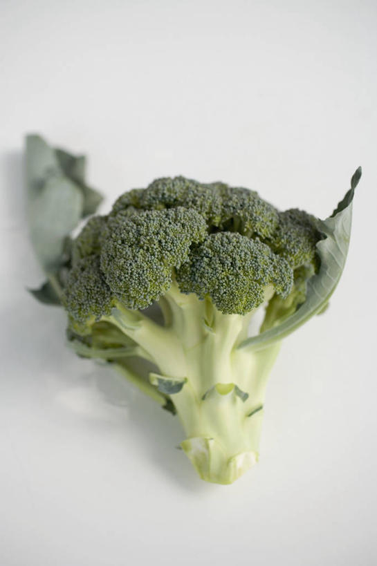 无人,竖图,俯视,室内,特写,白天,白色背景,植物,桌面,桌子,蔬菜,叶子,阴影,新鲜,反射,木制,纹理,影子,花菜,花椰菜,西兰花,食品,绿叶,食物,一个,绿色,木制品,嫩叶,摄影,有机食品,绿色食品,影棚,单个,椰菜花,肌理,甘蓝花,叶,叶片,叶脉,彩图,高角度拍摄,影棚拍摄,拍摄