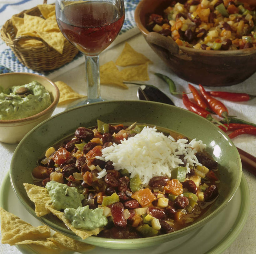 点心,米饭,红酒,葡萄酒,无人,横图,俯视,室内,特写,白天,植物,桌面,桌子,豆,辣椒,蔬菜,杯子,餐具,阴影,朦胧,模糊,新鲜,反射,木制,碟子,高脚杯,盘,影子,陶瓷,豆类,豆子,玉米片,谷类,谷物,食品,陶瓷制品,红酒杯,酒类,饭,米,大米,玻璃制品,酒,食物,饮料,一个,盘子,酒杯,木制品,容器,碟,碗,快餐,零食,红葡萄酒,有机食品,绿色食品,单个,储藏,五谷,葡萄酒杯,储存,垃圾食品,豆科,辣角,红海椒,大椒,辣虎,广椒,玻璃杯,辣子,红辣椒,海椒,番椒,彩图,高角度拍摄,贮存