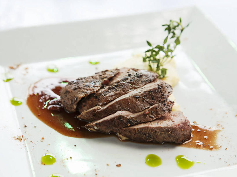 烤鸭,葡萄酒,无人,横图,俯视,室内,特写,白天,白色背景,烹饪,中餐,桌面,桌子,餐具,阴影,反射,木制,碟子,盘,影子,调料,调味,肉,香料,佐料,料理,食品,酒类,黑胡椒,调味品,调味料,鸭肉,松子,松子仁,菜肴,美食,肉类,酒,食物,饮料,一个,盘子,木制品,碟,中式,摄影,佳肴,影棚,单个,配料,松仁,波特酒,肉食,北京烤鸭,作料,松籽仁,北京菜,京帮菜,京菜,加强葡萄酒,加强型葡萄酒,胡椒,彩图,高角度拍摄,影棚拍摄,拍摄