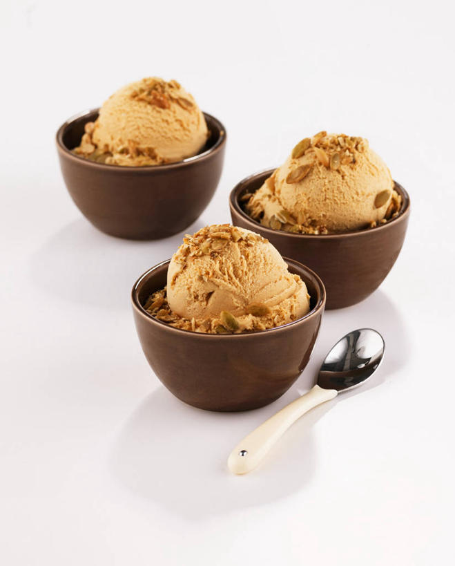 无人,竖图,俯视,室内,特写,白天,白色背景,桌面,桌子,南瓜,蔬菜,金属制品,阴影,新鲜,反射,金属,木制,影子,勺子,陶瓷,金瓜,食品,冰激凌,陶瓷制品,清凉,番瓜,食物,三个,木制品,容器,调羹,汤匙,碗,冷饮,舒服,冰淇淋,摄影,有机食品,绿色食品,影棚,储藏,麦瓜,倭瓜,解暑,储存,解渴,雪糕,舒爽,冰糕,消暑,彩图,高角度拍摄,影棚拍摄,拍摄,贮存