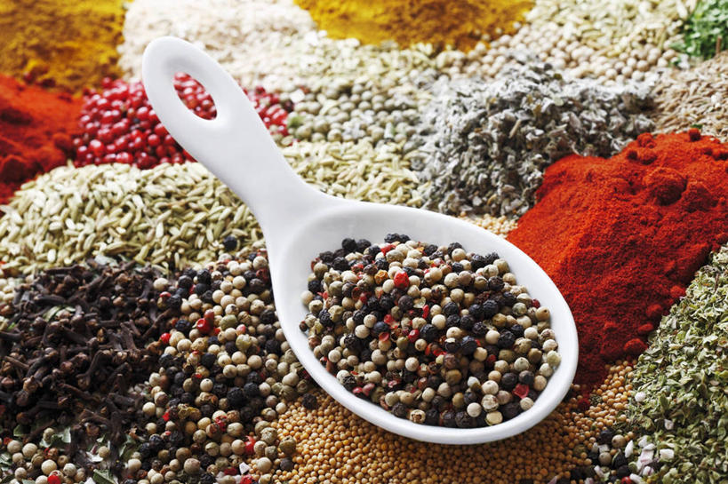 咖哩,无人,横图,俯视,彩色,室内,特写,白天,烹饪,一堆,许多,堆叠,堆积,粉末,勺子,陶瓷,调料,调味,香料,佐料,料理,食品,陶瓷制品,黑胡椒,调味品,很多,调味料,咖喱,菜肴,美食,食物,一个,调羹,汤匙,粉,佳肴,单个,堆,配料,作料,粉状,粉剂,胡椒,彩图,高角度拍摄