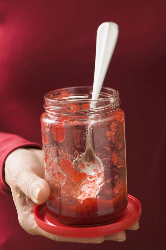 西方人,手,一个人,站,竖图,室内,特写,白天,正面,草莓,浆果,水果,玻璃,金属制品,欧洲,欧洲人,仅一个年轻女性,仅一个女性,仅一个人,握,服装,新鲜,金属,勺子,调料,酱料,酱汁,生食,佐料,食品,果实,调味品,拿,调味料,拿着,休闲装,酱,玻璃制品,食物,一个,衣服,红色,玻璃瓶,瓶子,调羹,汤匙,果酱,站着,休闲,手部,休闲服,草莓酱,握着,服饰,有机食品,绿色食品,单个,单手,广口瓶,果子酱,年轻女性,女人,女性,白种人,洋莓,水果皇后,红莓,地莓,站立,半身,彩图