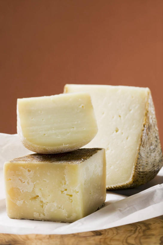 奶酪,无人,竖图,俯视,室内,特写,白天,桌面,桌子,三块,阴影,反射,木制,包装,包装纸,影子,纸,干酪,起司,纸张,芝士,营养,木制品,乳酪,摄影,影棚,包装材料,乳制品,牛皮纸,横截面,发酵,剖面,截面,截面图形,彩图,高角度拍摄,影棚拍摄,拍摄