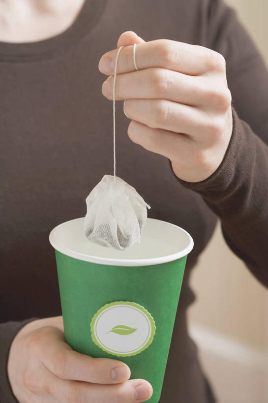 西方人,手,一个人,站,竖图,室内,特写,白天,正面,幸福,茶,杯子,欧洲,欧洲人,双手,仅一个年轻女性,仅一个女性,仅一个人,握,服装,绿茶,茶叶,拿,拿着,休闲装,娱乐,茶包,一个,衣服,灰色,纸制品,站着,享受,休闲,温馨,手部,休闲服,放松,乐趣,握着,服饰,单个,纸杯,提神,舒适,袋泡茶,一次性杯子,醒脑,年轻女性,女人,女性,白种人,站立,半身,彩图,不发酵茶,苦茗