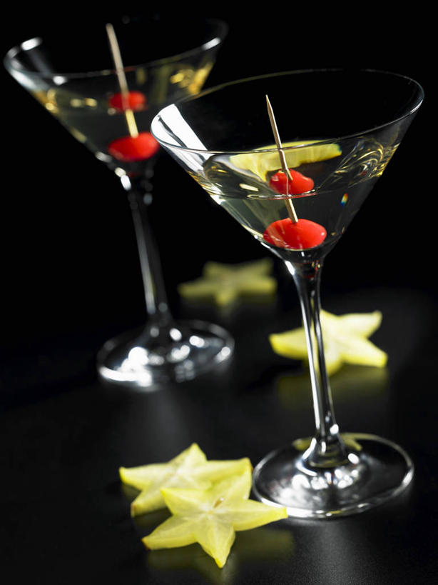 无人,竖图,俯视,室内,特写,白天,桌面,桌子,樱桃,杯子,水果,阴影,黑色背景,新鲜,反射,木制,高脚杯,影子,生食,食品,果实,酒类,文化,竹签,玻璃制品,酒,食物,饮料,两个,酒杯,木制品,鸡尾酒,杨桃,调酒,摄影,有机食品,绿色食品,影棚,五敛子,创造,三廉子,阳桃,洋桃,横截面,剖面,想象,取食签,鸡尾酒杯,截面,截面图形,玻璃杯,樱珠,莺桃,英桃,楔桃,牛桃,荆桃,彩图,高角度拍摄,影棚拍摄,拍摄