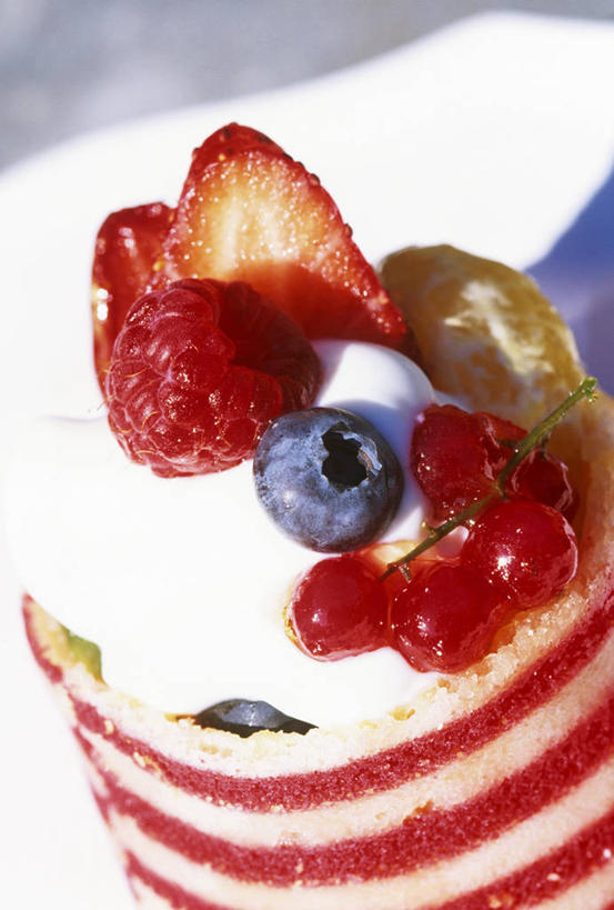 点心,牛奶,无人,竖图,俯视,室内,特写,白天,下午茶,桌面,桌子,草莓,浆果,蓝莓,水果,阴影,朦胧,模糊,新鲜,反射,木制,影子,灯笼果,生食,食品,果实,饮品,营养,食物,糕点,饮料,木制品,有机食品,绿色食品,乳制品,奶,牛乳,横截面,剖面,红醋栗,海绵蛋糕,安神,截面,截面图形,洋莓,水果皇后,山都柿,蓝浆果,蓝靛果,红莓,地莓,醋栗,彩图,高角度拍摄,蛋糕