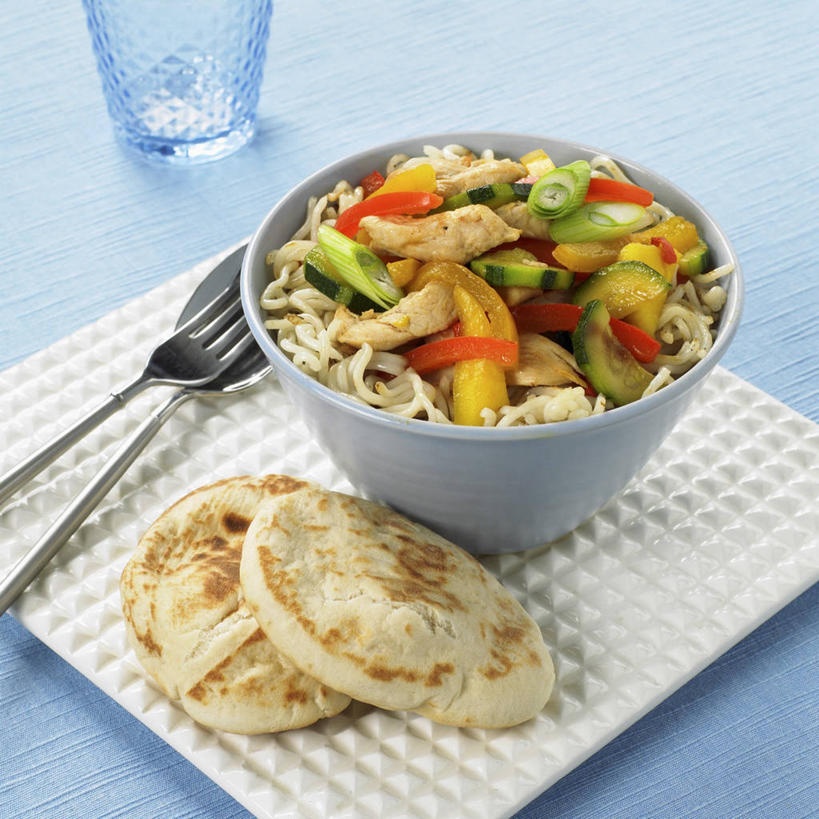 面食,面条,无人,方图,俯视,室内,特写,白天,烹饪,西餐,桌面,桌子,辣椒,蔬菜,杯子,餐具,金属制品,阴影,蓝色背景,新鲜,反射,金属,木制,叉子,影子,勺子,陶瓷,鸡肉,面,肉,料理,食品,陶瓷制品,菜肴,美食,肉类,玻璃制品,食物,一个,木制品,容器,水杯,调羹,汤匙,碗,西式,摄影,佳肴,有机食品,绿色食品,影棚,单个,储藏,储存,肉食,彩椒,餐叉,辣角,红海椒,大椒,辣虎,广椒,玻璃杯,进餐用具,甜椒,柿子椒,辣子,海椒,番椒,灯笼椒,彩图,高角度拍摄,影棚拍摄,拍摄,贮存