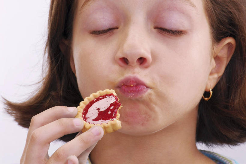 点心,西方人,儿童,脸,头,嘴,脸颊,手,一个人,闭眼,吃,横图,室内,特写,白天,白色背景,正面,纯洁,水果,欧洲,欧洲人,仅一个女性,仅一个人,握,新鲜,调料,酱料,酱汁,生食,佐料,食品,果实,调味品,拿,调味料,拿着,酱,装饰品,食物,一个,小孩,耳环,饰品,首饰,饼干,果酱,零食,嘟嘴,仅一个小孩,手部,撅嘴,可爱,童年,童趣,握着,摄影,有机食品,绿色食品,影棚,单个,单手,童真,烂漫,无邪,耳饰,果子酱,天真,女孩,女人,女性,白种人,孩子,头部,脸部,脸蛋,面部,嘴巴,嘴唇,闭眼睛,闭着眼,闭着眼睛,嚼,食,半身,彩图,影棚拍摄,拍摄,女生