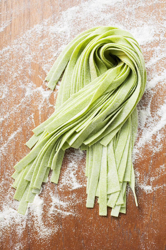 面食,面条,意大利面,无人,竖图,俯视,室内,特写,白天,西餐,桌面,桌子,菠菜,蔬菜,阴影,新鲜,反射,木制,粉末,影子,面,面粉,料理,食品,粮食,食物,木制品,粉,西式,有机食品,绿色食品,农产品,原材料,粉状,鹦鹉菜,鼠根菜,角菜,红嘴绿鹦哥,赤根菜,菠薐菜,波斯草,彩图,高角度拍摄