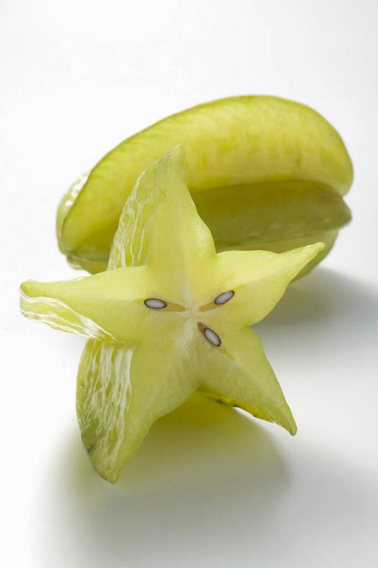 无人,竖图,俯视,室内,特写,白天,白色背景,桌面,桌子,水果,阴影,新鲜,反射,木制,影子,星星,生食,食品,果实,食物,绿色,木制品,杨桃,星形,摄影,有机食品,绿色食品,影棚,五敛子,三廉子,阳桃,洋桃,横截面,剖面,五角形,截面,截面图形,五角星,彩图,高角度拍摄,影棚拍摄,拍摄