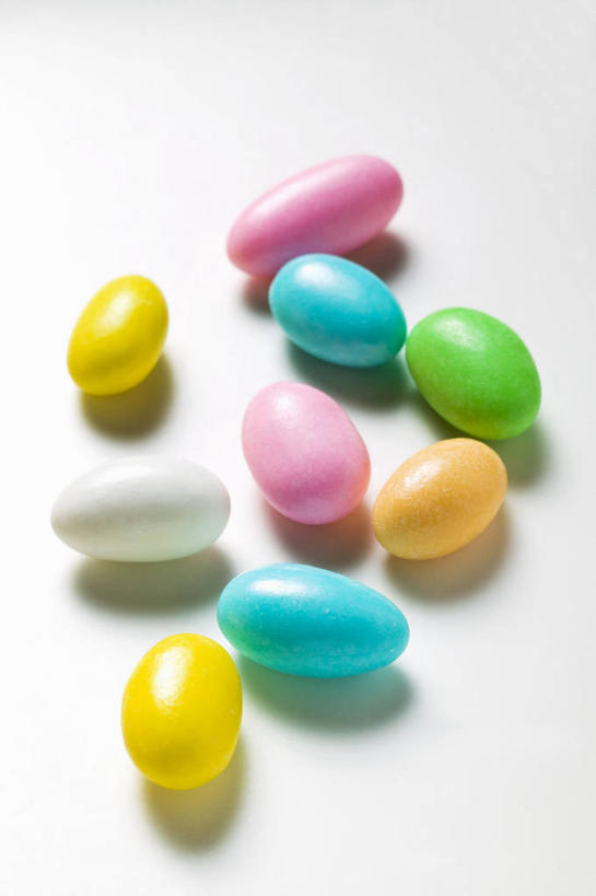 无人,竖图,俯视,彩色,室内,特写,白天,白色背景,桌面,桌子,杏仁,许多,阴影,反射,木制,影子,食品,糖,糖果,甜点,甜品,软糖,很多,食物,木制品,甜食,摄影,影棚,五颜六色,色彩斑斓,五彩缤纷,五彩斑斓,五光十色,杏子,杏梅仁,杏核仁,木落子,苦杏仁,彩图,高角度拍摄,影棚拍摄,拍摄