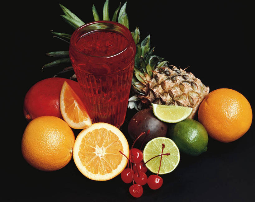 无人,横图,俯视,室内,特写,白天,桌面,桌子,菠萝,柑橘,樱桃,水果,阴影,黑色背景,新鲜,反射,木制,影子,生食,食品,果实,食物,黄色,红色,绿色,木制品,橙色,摄影,有机食品,绿色食品,影棚,山竹果,山竹,莽吉柿,山竹子,山竺,横截面,剖面,酸橙,代代,截面,截面图形,樱珠,莺桃,英桃,楔桃,牛桃,橘子,桔子,荆桃,凤梨,橙子,橙,彩图,高角度拍摄,影棚拍摄,拍摄