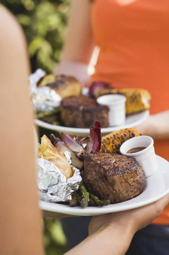 西方人,背部,两个人,伙伴,朋友,站,捧,竖图,室内,特写,白天,正面,烹饪,西餐,友谊,土豆,餐具,欧洲,欧洲人,服装,朦胧,模糊,包装,包装纸,碟子,铝箔纸,盘,锡箔纸,纸,陶瓷,调料,酱料,酱汁,肉,佐料,牛排,牛肉,料理,食品,陶瓷制品,纸张,调味品,调味料,休闲装,酱,菜肴,美食,肉类,食物,衣服,盘子,容器,碟,碗,站着,休闲,休闲服,西式,服饰,佳肴,储藏,包装材料,储存,肉食,锡箔,铝箔,馍馍蛋,友情,年轻女性,女人,女性,白种人,洋芋,山药蛋,马铃薯,端,端着,捧着,手捧,站立,半身,彩图,贮存