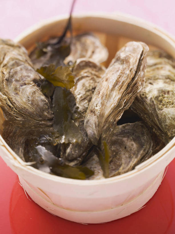 海鲜,无人,交叉,竖图,俯视,室内,特写,白天,桌面,桌子,竹子,一堆,许多,阴影,堆叠,堆积,竹制,编织,反射,木制,篮子,影子,牡蛎,很多,水产,海洋生物,一个,木制品,竹篮,单个,竹条,堆,生蚝,交织,竹制品,水生动物,海产品,水生物,海底动物,穿插,彩图,高角度拍摄